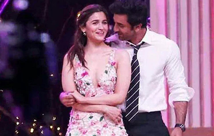 বিয়ের পিঁড়ির জন্য দ্বিতীয় লাইনে দাঁড়িয়ে রয়েছেন রণবীর-আলিয়া! জানা গিয়েছে, সম্প্রতি রণবীর নাকি মহেশ ভাটের কাছে আলিয়াকে বিয়ের প্রস্তাবও দিয়েছেন ইতিমধ্যে।