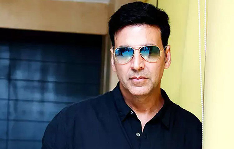 অক্ষয় কুমার। ‘প্যাডম্যান’ হোক কিংবা ‘টয়লেট এক প্রেম কথা,’ দেশপ্রেমিক হিসাবেই পরিচিত তিনি। কিন্তু তিনিও ভোট দানে অক্ষম। পাঞ্জাবের অমৃতসরে জন্ম হলেও কারণ কানাডার পাসপোর্ট রয়েছে তার।