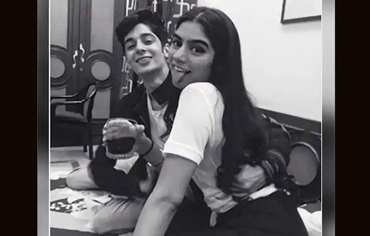 খুশির সঙ্গে নীলের ঘনিষ্ঠতা রয়েছে, যা বন্ধুত্বের থেকেও বেশি, এই ছবিটি সোশ্যাল মিডিয়ায় শেয়ার হওয়ার পর থেকেই বলিউডে গুঞ্জন ছিল এমনটাই। বেশ কয়েকটি বলিউডের পত্রিকা ও ভারতীয় সংবাদমাধ্যম জানিয়েছিল, খুশি প্রেমে পড়েছেন।