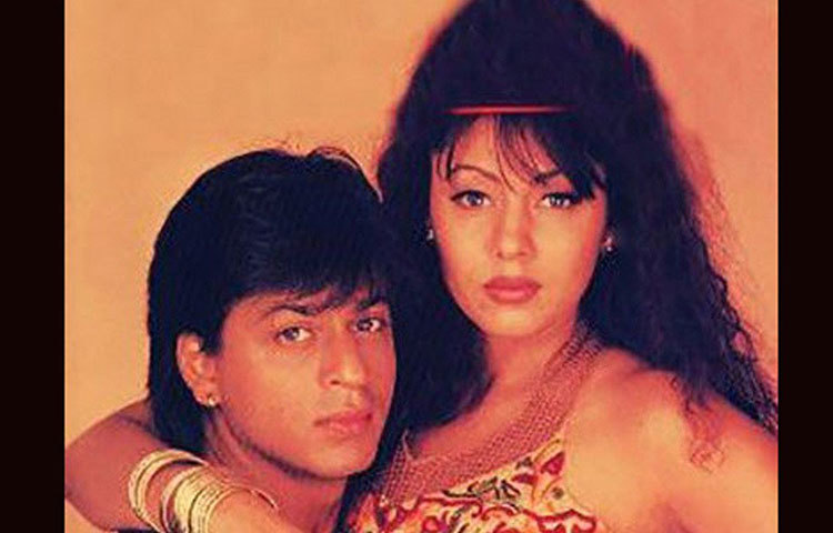 গৌরী কিন্তু সে দিন মিথ্যা বলেছিলেন। নিজের দাদাকেই সে দিন প্রেমিক সাজিয়েছিলেন তিনি। আসলে দু’জনেই তো অনেক ছোট তখন। গৌরীর দাদাও শাহরুখকে খানিকটা হুমকির সুরেই বলছিলেন, বোনের থেকে দূরে থাকার জন্য।