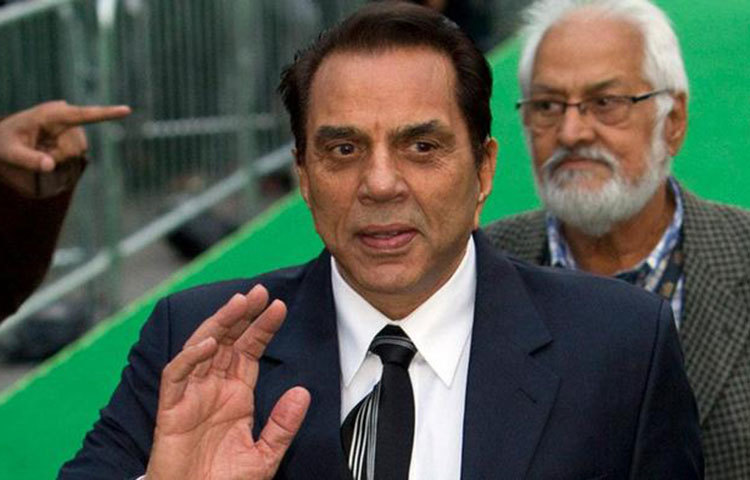 ধর্মেন্দ্র: ধর্মেন্দ্র বলিউড ইতিহাসের অন্যতম সুদর্শন অভিনেতা। তার কর্মজীবনের শুরুটাও অভিনয় দিয়েই। তার অভিনীত প্রথম চলচ্চিত্র ‘দিল ভি তেরা, হাম ভি তেরে’, যেখানে অভিনয় করে তিনি ৫১ রুপি পারিশ্রমিক পেয়েছিলেন।