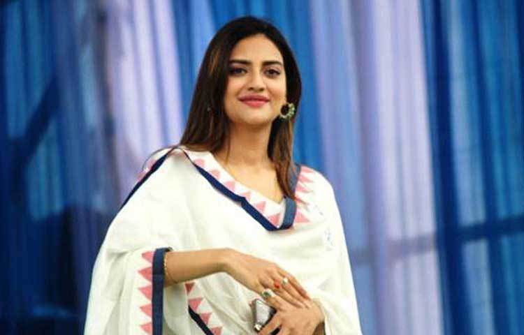 নুসরাত জাহান: না, জনপ্রিয়তায় ভাটা পড়েনি। মুখ্যমন্ত্রী মমতা বন্দ্যোপাধ্যায়ের অনুরোধেই রাজনীতিতে পা রেখেছেন বলে জানিয়েছিলেন নুসরাত। তৃণমূল প্রার্থী হিসাবে বসিরহাট থেকে এ বছর প্রতিদ্বন্দ্বিতা করে বিপুল ভোটে জয়ী হয়েছেন তিনি।