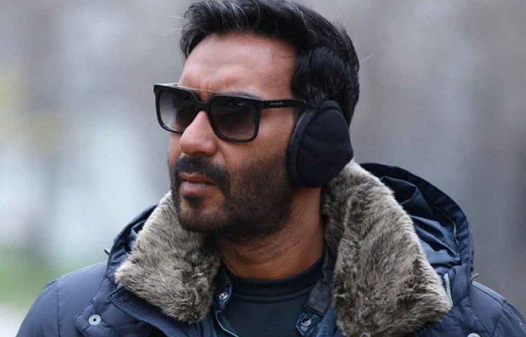 অজয় দেবগণ: অজয় দেবগণের অভিনয়ের ক্ষেত্রে সব থেকে বেশি প্রশংসা হয়েছে তার চোখের। চোখ দিয়ে অভিনয় করে যে কাউকে পিছিয়ে দিতে পারেন তিনি। অজয় বয়সের বিচারে সবে হাফ সেঞ্চুরিতে পৌঁছলেন।