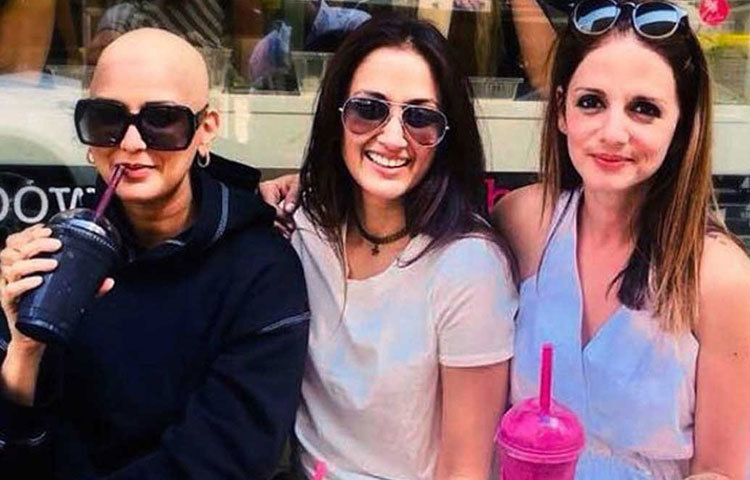 ক্যানসারে আক্রান্ত সোনালি বেন্দ্রেকে দেখতে নিউইয়র্ক গিয়েছিলেন সুজান খান, গায়ত্রী জোশী ওবেরয় প্রমুখ। তাদের বন্ধুত্ব নিয়েও চর্চা হয় বলিউডে।