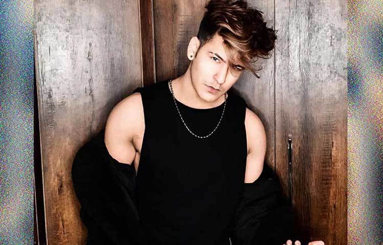 মঞ্জুল খট্টর: ২১ বছরের মঞ্জুলের সোশ্যাল মিডিয়া স্টার হওয়ার জার্নি শুরু হয়েছিল অনেক আগেই। ইউটিউব, ইনস্টাগ্রামে খুব একটা প্রভাব ফেলতে পারেননি মঞ্জুল। কিন্তু তার কমেডি ভিডিয়ো টিকটক ফলোয়ারদের মন ছুঁয়ে যায়। হৃতিক রোশনের ইনস্টাগ্রাম ফলোয়ারের সংখ্যা এক কোটি ২০ লাখ। মঞ্জুলেরও তাই।