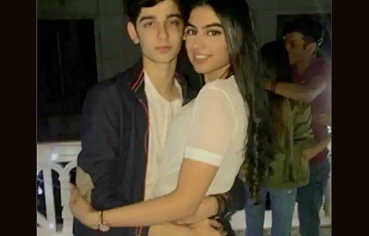 খুশি প্রস্তুতি নিচ্ছেন বলিউডে আসার। নাচ ও অভিনয়ে মন দিচ্ছেন তিনি। শুধু সময়ের অপেক্ষা। তবে পড়াশোনাটাও চলছে একই সঙ্গে। নীলের সঙ্গে তিনি পার্টি বা লং ড্রাইভে যাচ্ছেন, এমন খবরও প্রকাশিত হয়।