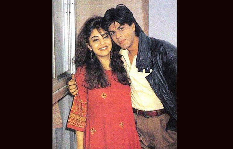 প্রথম ডেট নিয়ে শাহরুখ আর গৌরী দু’জনেই এত ভয় পেয়েছিলেন যে, পাঁচ-ছয় মিনিটের বেশি স্থায়ী হয়নি সে গল্প। তবে বলিউডের হিরো কিন্তু নম্বর নিয়েছিলেন গৌরীর বাড়ির। গৌরীকে শাহিন নাম নিয়ে ফোনও করেন।