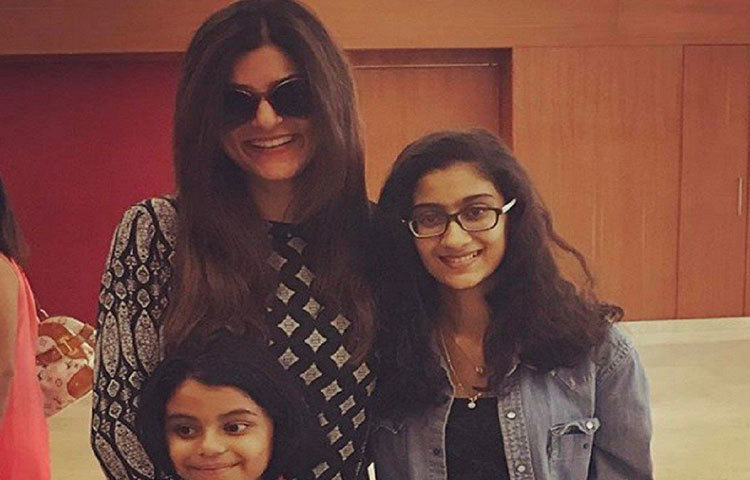 সুস্মিতা সেন: বিয়ে করেননি। তাই বলে কাঁধে দায়িত্ব কম নয়। দুই মেয়ে রেনে এবং আলিশাকে নিয়েই সংসার সুস্মিতা সেনের। তাদের পড়াশোনা থেকে হবি- সবকিছুরই খেয়াল রাখেন তিনি। তার মধ্যেই নিজের কাজ সামলান।