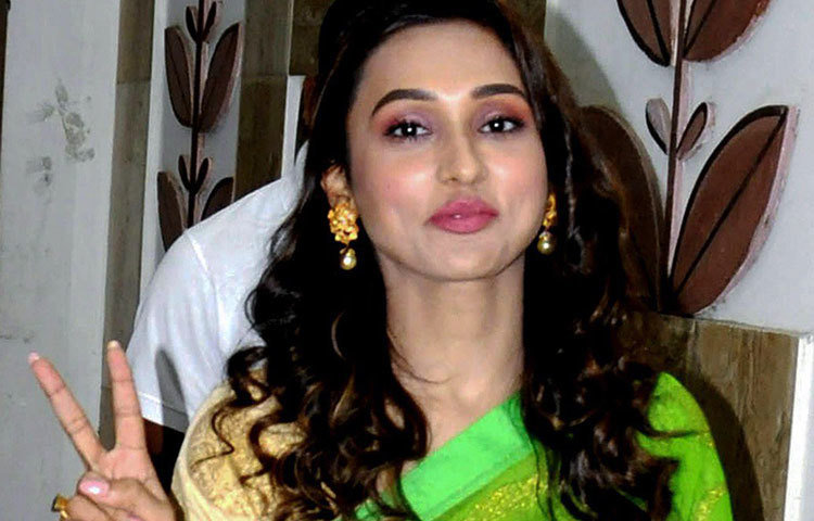 মিমি চক্রবর্তী: গ্লাভস পরে হাত মেলানো থেকে তোয়ালে পেতে রিকশায় বসা, নির্বাচনের যুদ্ধে নাম লেখানোর পর থেকে একাধিক বার সমালোচনার মুখে পড়েছেন অভিনেত্রী মিমি চক্রবর্তী। তাই বলে তৃণমূলের হয়ে যাদবপুর থেকে তার জয় আটকানো যায়নি।