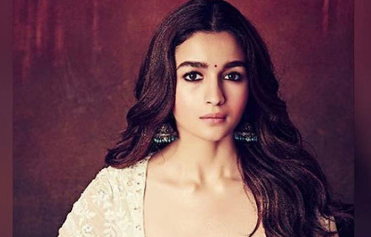 বয়স মাত্র ২৬। আর এর মধ্যেই অভিনয় প্রতিভায় তাক লাগিয়ে দিয়েছেন। তবে শুধু অভিনয় দিয়ে নয়, আয়ের ব্যাপারে অনেক রথী-মহারথীকে হেলায় হারাচ্ছেন আলিয়া ভাট। ২০১৮ সালে এক একটা বিজ্ঞাপন থেকে আলিয়ার আয় কত ছিল জানেন? আনুমানিক ৬৮ কোটি টাকা।