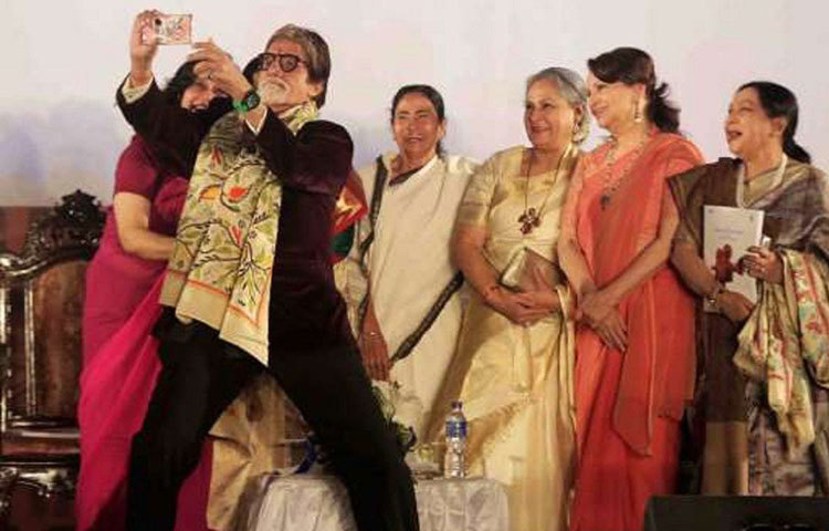 সেলফি তো নয় যেন চাঁদের হাট। একই ফ্রেমে আটকা পড়েছেন বিগ-বি থেকে শুরু করে পশ্চিমবঙ্গের মুখ্যমন্ত্রী মমতা বন্দ্যোপাধ্যায়, জয়া বচ্চন এবং শর্মিলা ঠাকুর।