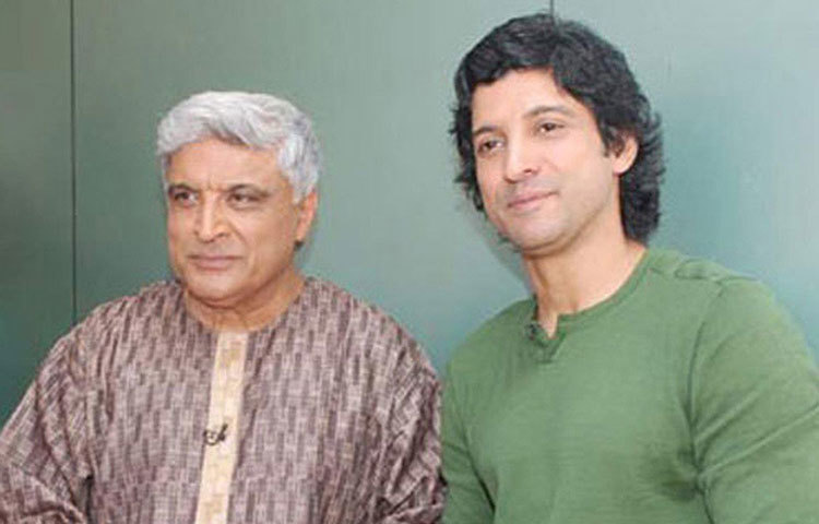 ফারহান আখতার-জাভেদ আখতার: বাবা জাভেদ আখতারের পেশা সূত্রে ফিল্মি পরিবেশেই বেড়ে ওঠা ফারহানের। শুরুতে ক্যামেরার পিছনেই কাজ করতেন। কিন্তু যখন থেকে অভিনয়ে পা রেখেছেন, তার কথাবার্তা, চেহারা সবেতেই জাভেদ আখতারকে নতুন করে খুঁজে পেয়েছেন দর্শক।