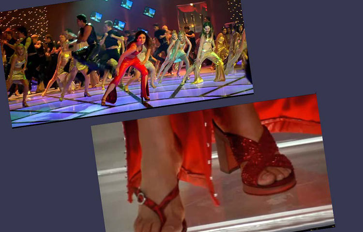 কারিনা কাপুরের জুতোর সিনটা মনে আছে নিশ্চয়ই। সিনেমায় দেখানো হয় হৃতিক রোশন তার জুতোর ভুল ধরিয়ে দিলেও কারিনা সেটিকে স্টাইল বলেন এবং বেরিয়ে যান। প্রথম পার্টিতে কিন্তু কারিনাকে দুই পায়ে ঠিক জুতো পরেই দেখা যায়।