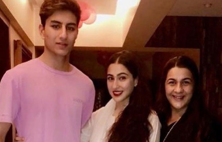 সাইফ আলি খান ও অমৃতা সিংহের মেয়ে সারা গ্র্যাজুয়েশন করেছেন কলম্বিয়া ইউনিভার্সিটি থেকে। ছেলে ইব্রাহিম ধীরুভাই অম্বানী ইন্টারন্যাশনাল স্কুলের পরে এখন উচ্চশিক্ষার জন্য ইংল্যান্ডে।