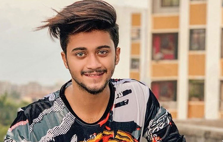 হাসনাইন খান: শাহরুখ খান, রণবীর সিংহের সঙ্গে সোশ্যাল মিডিয়ায় সমান তালে চলছেন হাসনাইন। তবে সম্প্রতি টিকটকের গাইডলাইন না মানার কারণে তাকে বহিষ্কার করেছে টিকটক সংস্থা। ঝাড়খন্ডে গণপিটুনির ঘটনায় তবরেজ আনসারির মৃত্যু নিয়ে একটি ভিডিও পোস্ট করেছিলেন তিনি। তার পরই তাকে বহিষ্কার করে টিকটক।