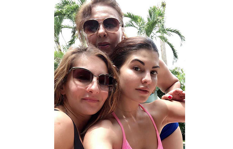 পরিবার নিয়ে জ্যাকুলিন ফার্নান্দেস।