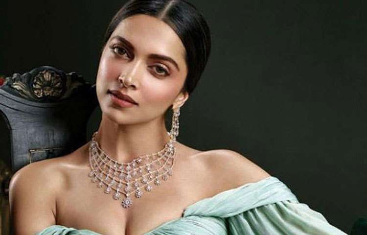 দীপিকা পাড়ুকোন পর্যন্ত ভোট দিতে পারবেন না এ বছরে। ডেনমার্কের কোপেনহেগেনে জন্ম হয়েছিল দীপিকার। ড্যানিশ পাসপোর্ট রয়েছে তার।