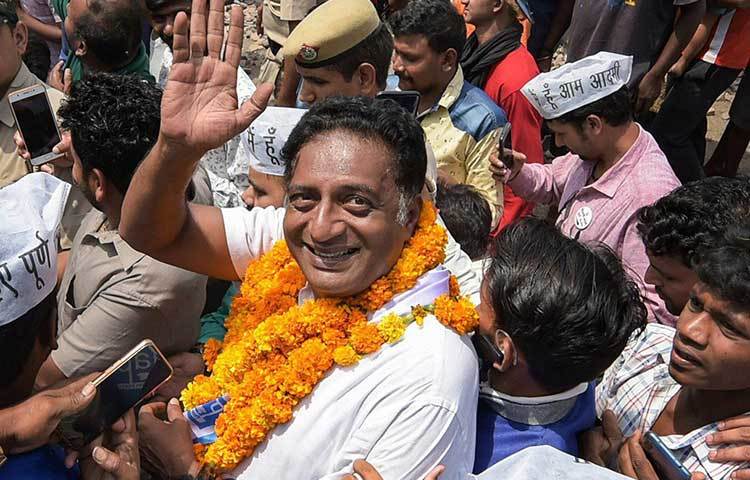 প্রকাশ রাজ: নরেন্দ্র মোদী ও বিজেপির ঘোর বিরোধী বলে পরিচিত তিনি। তাই বলে অন্য শিবিরে ভিড়ে যাননি। বরং নির্দল প্রার্থী হিসাবে বেঙ্গালুরু সেন্ট্রাল থেকে ভোটে দাঁড়িয়েছিলেন। যদিও জয়ী হতে পারেননি। তবে লড়াই চালিয়ে যাবেন বলে জানিয়েছেন।