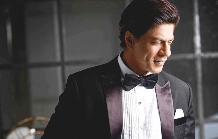 বলিউড নিয়ে কথা হবে, আর শাহরুখ খানের নাম উঠবে না! তা কখনও হয় নাকি? শেভিং ক্রিম হোক বা ঘরে বসে বাজার করার অ্যাপ, অথবা লার্নিং অ্যাপ, সবেতেই দেখা যায় বলিউডের বাদশাকে। এ ধরনের বিজ্ঞাপন থেকে গত বছরে তার আয় ছিল ব্র্যান্ড পিছু আনুমানিক ৫৬ কোটি টাকা।