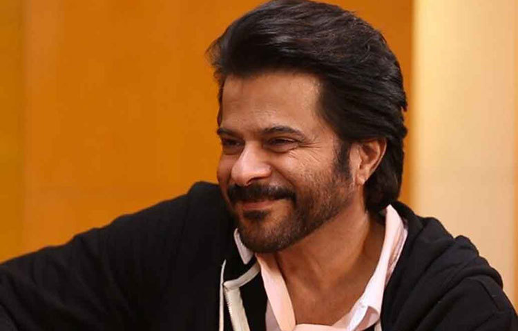 অনিল কাপুর: যত দিন যাচ্ছে, ততই যেন বয়স কমে যাচ্ছে অনিল কাপুরের। এ কথা প্রায়ই বলেন তার অনুরাগীরা। শোনা যায়, ডায়েটের বিষয়ে নাকি খুব সচেতন নায়ক। সে কারণেই আসল বয়স ৬২ হলেও চেহারার তার ছাপ পড়তে দেননি অনিল।