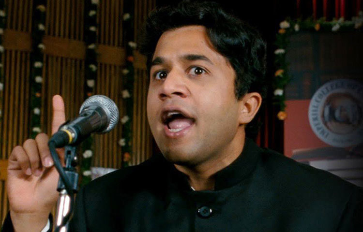 চতুরের শিক্ষক দিবসের মূল ভাষণটি তৈরি করে দিয়েছিলেন কলেজেরই এক কর্মী। তার বেশ কিছু শব্দ কেবল চতুরের অজান্তে বদলে দিয়েছিল র‌্যাঞ্চো। চতুরও রীতিমতো মুখস্থ করে এসেছিল সেই শব্দ বদলানো বক্তৃতা। কিন্তু তা সত্ত্বেও দৃশ্যে দেখা যায় চতুরের বলা বক্তৃতার সঙ্গে মুখস্থ করে আসা বক্তৃতাতেও রয়েছে বেশ কিছু বাক্যগত অমিল, যা র‌্যাঞ্চো করেনি।