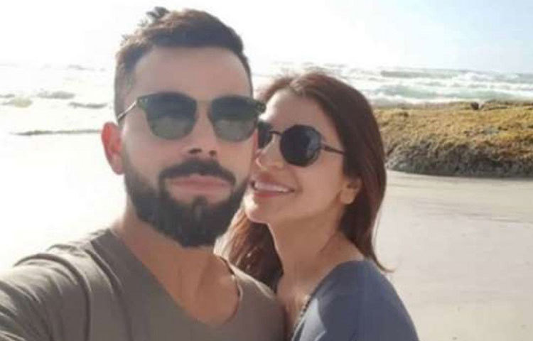 আপনি যদি বিরুষ্কা ফ্যান হন তবে এই ছবিটি আপনার ভালো লাগতে বাধ্য। দক্ষিণ আফ্রিকা সফরে গিয়ে এই ছবি তুলেছিলেন তারা।