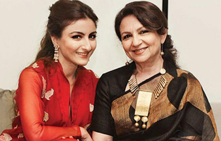 সোহা আলি খান-শর্মিলা ঠাকুর: মা শর্মিলা ঠাকুরের মতে দেখতে সোহা আলি খানকে। ‘খোয়া খোয়া চাঁদ’ ছবিতে তাকে দেখে রীতিমতো চমকে উঠেছিলেন দর্শক। মাথায় বলখোঁপা, চোখে মোটা কাজল, সবমিলিয়ে চোখের সামনে অল্পবয়সী শর্মিলাকেই যেন দেখতে পাচ্ছিলেন তারা।