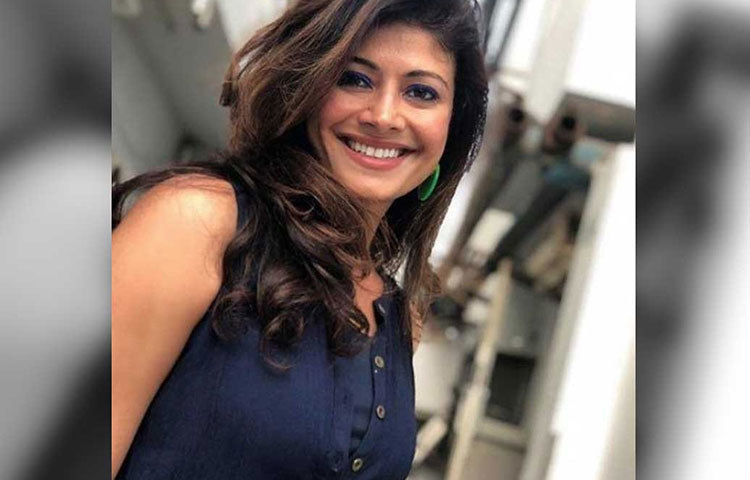 একটি সংবাদ মাধ্যমে মুখ খোলেন পূজাও। বলেন, ‘বিয়েটা সেরেই ফেললাম। দুই পরিবার এক হয়ে আমাদের চার হাত এক করেছেন। আমাদের ভালবাসা যেন বলেছিল, বিয়েতে আর দেরি কেন? তখনই মনে হল, নবাব সেই পুরুষ যার জন্য এতদিন অপেক্ষায় ছিলাম। যখন তাকে পেয়েছি, তখন বিয়েটা সেরে ফেলাই ভালো।’