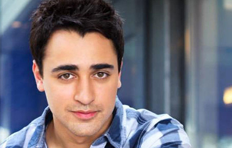 লোকসভা ভোটের আলোচনায় সরগরম সব মহল। তার প্রভাব পড়েছে সিনে ইন্ডাস্ট্রিতেও। ব্যতিক্রম ইমরান খান। আমির খানের ভাগ্নে। বলিউডের অন্যতম অভিনেতা তিনি। ইমরানও ভোট দিতে পারবেন না এ বছরে। কারণ, আমেরিকার নাগরিক তিনি। সেখানকার পাসপোর্ট রয়েছে তার।