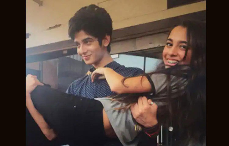 আলিয়াকে পাঁজাকোলা করে ক্যামেরার সামনে পোজ দিচ্ছেন নীল, এমন একটি ছবিও সোশ্যাল মিডিয়ায় পোস্ট হয়। ছবিটি দেখে তারকারাও প্রশ্ন তুলেছেন, আলিয়া কি শুধুই নীলের বন্ধু? এরপর থেকেই খুশি-আলিয়ার সম্পর্ক আগের মতো নেই বলে দাবি করছে বলিউডের কয়েকটি সূত্র।