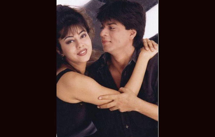 গৌরীকে নিয়ে প্রচণ্ড পজেসিভ ছিলেন শাহরুখ। গৌরী চুল খুলে রাখলে সবাই নাকি তাকিয়ে দেখত। তাতে এসআরকে-র রাগ হত। এই নিয়ে এক বার দু’জনের ঝগড়াও হয়েছিল। যার ফলে একাই বন্ধুদের সঙ্গে জন্মদিন পালন করেন গৌরী। শাহরুখকে না বলেই চলে যান মুম্বইয়ে।