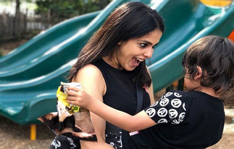 জেনেলিয়া ডি’সুজা: স্বামী রিতেশ দেশমুখ এবং দুই ছেলে রিয়ান এবং রাহিলকে নিয়ে সংসার জেনেলিয়ার। বিয়ের পর সেভাবে অভিনয়ে না ফিরলেও, বিজ্ঞাপন এবং নারী স্বাস্থ্য সংক্রান্ত বিভিন্ন অনুষ্ঠানে নিয়মিত মুখ দেখান। মরাঠি ছবিতে প্রযোজনাও করেন।