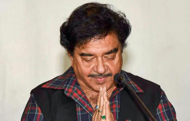 শত্রুঘ্ন সিনহা: মোদী-শাহের বিরোধিতা করে বিজেপির সঙ্গে সম্পর্ক ছিন্ন করেছিলেন। যোগ দিয়েছিলেন কংগ্রেসে। বিহারের পটনা সাহিব থেকেই ভোটে দাঁড়িয়েছিলেন তিনি। তাও আবার বিজেপির রবিশঙ্কর প্রসাদের বিরুদ্ধে। কিন্তু জয়ী হতে পারেননি।