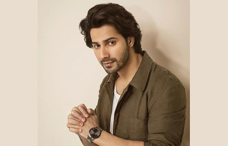 আলিয়ার মতো বরুণ ধাওয়ানও ফি বছরে গাদাগুচ্ছের ফিল্ম করেন না। কখনো বছরে একটা, কখনো বা তিনটে ফিল্মে মুখ দেখান তিনি। তবে বিজ্ঞাপনে ভরপুর দেখা যায় তাকে। অন্তর্বাস থেকে শুরু করে ঠান্ডা পানীয়, সবেতেই কুল বরুণ। শাহরুখের পরেই রয়েছেন তিনি। গত বছর শুধুমাত্র একটা বিজ্ঞাপন এনডোর্স করেই তার ঘরে এসেছে আনুমানিক ৪৮ কোটি টাকা।