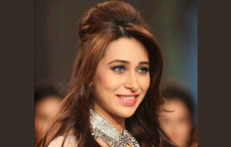 কারিশমা কাপুর: কারিশমা দেখলেই এখনো বহু দর্শক প্রথমেই এই সিনেমাটির কথা বলেন। চিরকালই নিজস্ব স্টাইল স্টেটমেন্ট মেনটেন করেছেন কারিশ্মা। ৪৪ বছর বয়সেও সেই চার্মটা ধরে রাখতে পেরেছেন বলে মনে করেছেন ইন্ডাস্ট্রির সতীর্থরা।