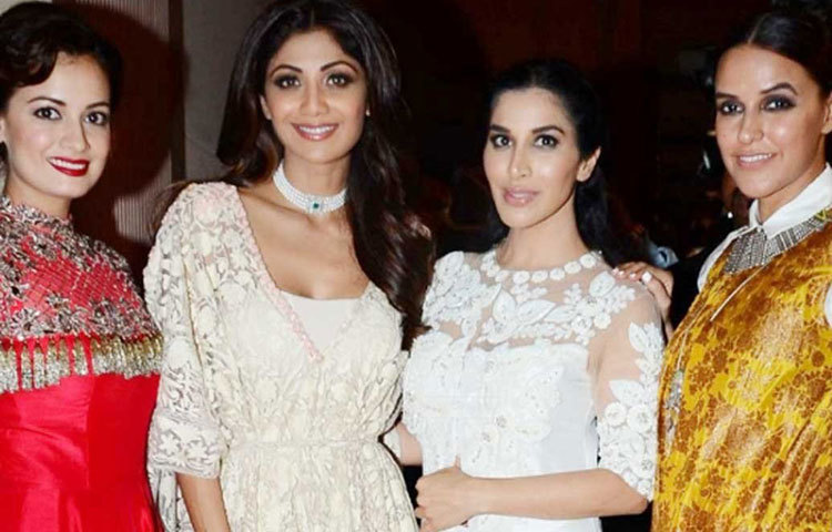 নেহা ধুপিয়ার সঙ্গে বলিউডের অনেকেরই নাকি দারুণ বন্ধুত্ব। দিয়া মির্জা, শিল্পা শেটি এবং সোফি চৌধুরির সঙ্গে নাকি তিনি বেশ ঘনিষ্ঠ।