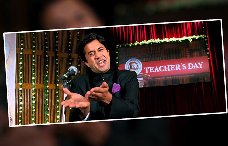 মঞ্চের ব্যানারে TEACHEROS DAY। যদিও ইংরেজিতে এটি একটা ব্যকরণগত ভুল। অত বড় কলেজে এত বড় ভুল চোখ এড়ায়নি অনেকেরই। ঠিক শব্দবন্ধটি TEACHERS' DAY