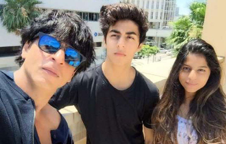 ছেলে আরিয়ান এবং মেয়ে সুহানার সঙ্গে বলিউড বাদশাহ শাহরুখ খান।