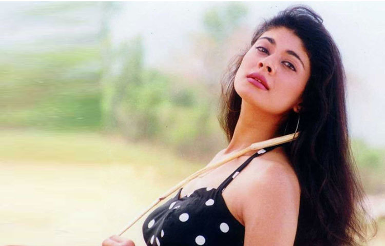 ১৯৯৭ সালে তিনি বলিউডে প্রথম পা রাখেন, ছবি ‘বিশ্ববিধাতা’র মধ্যে দিয়ে। এ ছাড়া তাকে দেখা গিয়েছে ‘ভাই’, ‘কহি প্যায়ার না হো যায়ে’, ‘জোড়ি নম্বর ১’, এবং ‘নায়ক’-এর মতো হিট ছবিতে। পাশাপাশি, নবাব অভিনয় করেছেন ‘লক্ষ্য’, ‘ডন ২’, ‘ভাগ মিলখা ভাগ’ এবং ‘দিলওয়ালে’র মতো ছবিতে।