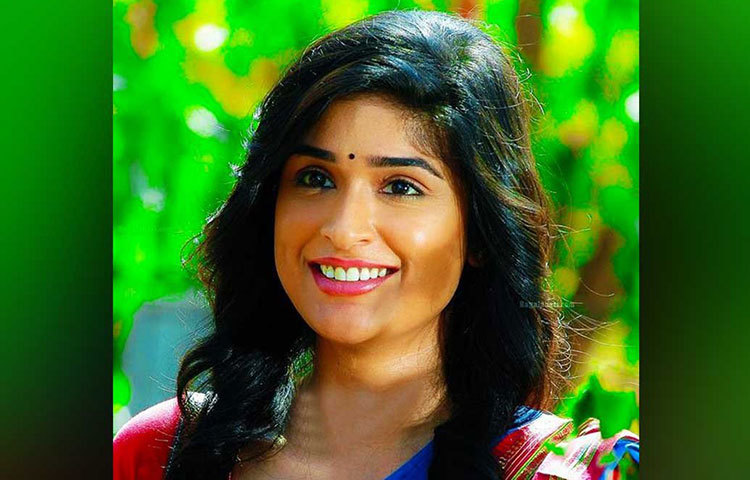 অঞ্জলার মাতৃভাষা ছিল গুজরাতি। তার উপর তিনি বড় হয়েছেন ইংল্যান্ডে। ফলে হিন্দি বা দক্ষিণ ভারতীয় ভাষা, দু’টি ক্ষেত্রেই তা আয়ত্তে আনতে সমস্যা ছিল তার। নবাগতাদের সঙ্গে প্রতিযোগিতায় ক্রমশ পিছিয়ে পড়তে থাকেন তিনি।