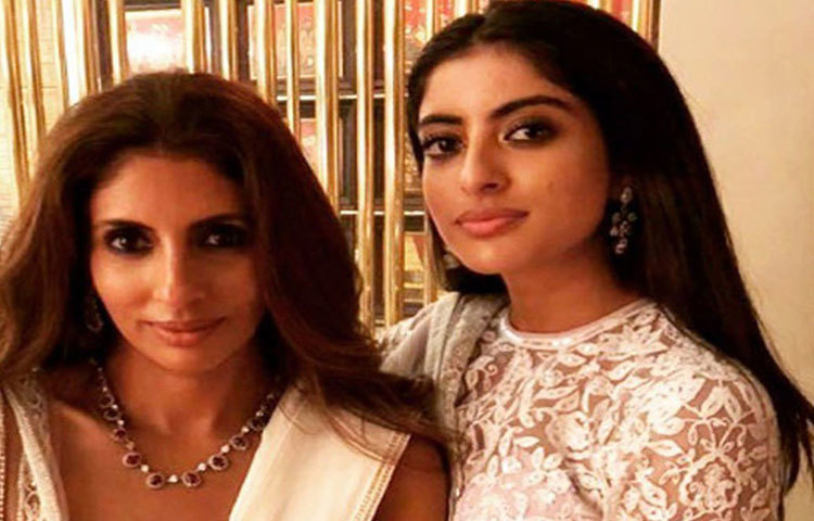 অমিতাভ-দৌহিত্রী নভ্যা নভেলি নন্দা লন্ডনের সেভেনওকস স্কুলের ছাত্রী ছিলেন। সেখান থেকে গ্র্যাজুয়েশনের পরে শোনা যাচ্ছে, এখন তিনি নিউ ইয়র্কের ফোর্ডহ্যাম ইউনিভার্সিটিতে পড়াশোনা করছেন।