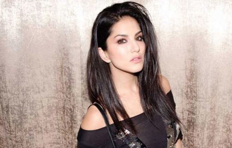 বলিউড অভিনেত্রী সানি লিয়নের ক্ষেত্রেও তাই। সানি অর্থাৎ করণজিত কৌর জন্মসূত্রে ভারতীয় হলেও তারও রয়েছে কানাডার পাসপোর্ট। তাই তিনিও ভোট দিতে পরেন না এ দেশে।