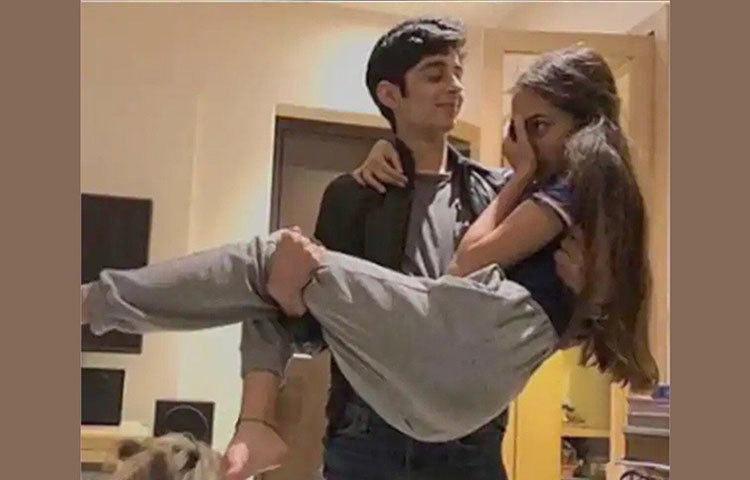 আলিয়ার সঙ্গে নীলের আরও একটি ছবিও প্রকাশিত হয়েছিল সোশ্যাল মিডিয়ায়। সেই ছবিতে নীল কোলে নিয়েছেন আলিয়াকে, আর আলিয়া মুখ ঢেকে ফেলছেন। খানিকটা কি লজ্জাই পাচ্ছেন তরুণী? নেট দুনিয়া অবশ্য দাবি করছে এমনটাই।