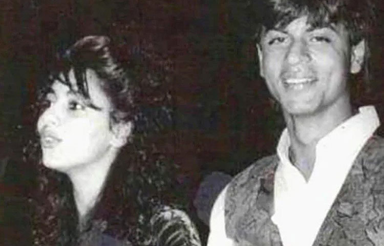 শাহরুখও পকেটে ১০ হাজার টাকা নিয়ে চলে আসেন গৌরীর মন ভোলাতে। সেই টাকা আবার দিয়েছিলেন গৌরীর মা। কিন্তু গৌরীকে কিছুতেই খুঁজে পাচ্ছিলেন না শাহরুখ ও তার বন্ধুরা। আচমকাই সমুদ্রতটে দু’জনের দেখা হয়। দু’জনেই কেঁদে ফেলেন। বুঝতে পারেন ভালবাসার গভীরতা।