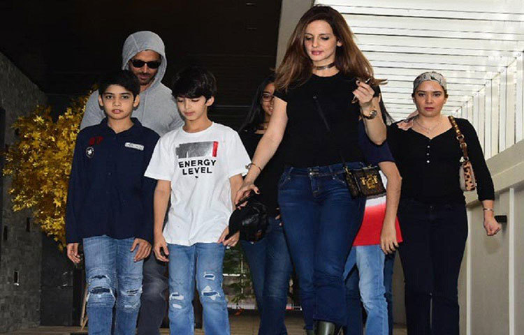 সুজান খান: বিবাহ বিচ্ছেদ হয়ে গেলেও প্রাক্তন স্বামী হৃতিক রোশনের সঙ্গে বন্ধুত্বের সম্পর্ক তার। দুই ছেলে রিধান এবং রেহানেকে নিয়ে মাঝেমধ্যেই একসঙ্গে সিনেমা দেখতে যান। বেড়াতেও যান একসঙ্গে। পাশাপাশি নিজের ব্যবসাও চালান সুজান। মালাইকা আরোরা এবং বিপাশা বসুর সঙ্গে যৌথভাবে ব্যবসাও করেন তিনি।