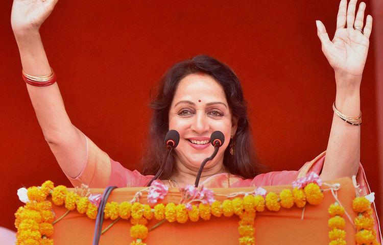 হেমা মালিনী: নির্বাচনী প্রচারে বেরিয়ে কাস্তে নিয়ে মাঠে ফসল কাটতে গিয়েছিলেন। কিন্তু তার সেই ‘লোক দেখানো’ উদ্যোগ ভালোভাবে নেননি সাধারণ মানুষ। বরং সোশ্যাল মিডিয়ায় ব্যাপক ট্রোল করা হয় তাকে। হেমা কিন্তু এবারও বিজেপির হয়ে মথুরা থেকে জয়লাভ করেছেন।