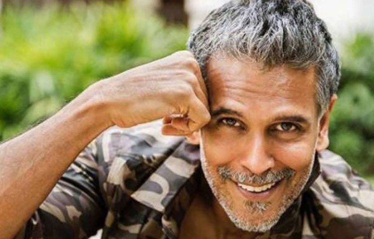 মিলিন্দ সোমন: এই মুহূর্তে আপনার ইনস্টাগ্রাম ক্রাশ কে? যে বয়সের মহিলার কাছেই প্রশ্নটা করুন না কেন, অনেক নামের মধ্যে মিলিন্দ সোমন কমন পাবেন। বয়স ৫৩। কিন্তু এখনো ক্যারিয়ারের প্রথম দিনের মতোই গøামার ধরে রাখতে পেরেছেন এই মডেল।