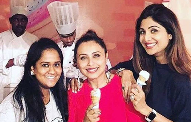 এক সঙ্গে আইসক্রিম খাচ্ছেন সালমান খানের বোন অর্পিতা খান এবং দুই নায়িকা- রানি ও শিল্পা। দারুণ তাদের ফ্রেন্ডশিপ।
