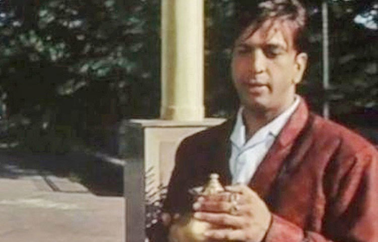 আর এক দৃশ্যে দেখা যায় ফারহান একটি ঘটের ঢাকনাকে কমোডে ফেলে দিচ্ছে, কিন্তু ঠিক তার পরের দৃশ্যে ওই ঘটটির উপর ঢাকনাটিকে আবার দেখা যায়! এ কী করে সম্ভব?