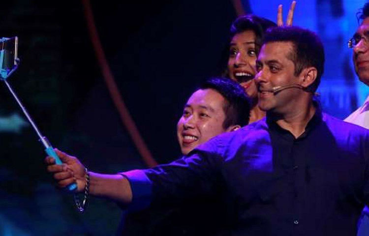 সেলফির কথা যখন হচ্ছেই ভাইজান বাদ থাকেন কী করে? ভক্তদের সঙ্গে জনপ্রিয় রিয়্যালিটি শো বিগ বস-এ সেলফির মেজাজে ভাইজান।